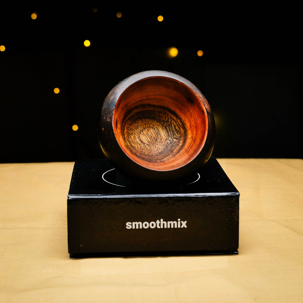 Smoothmix Cannabowl Mini bowl with a distinctive grain pattern, placed on a black box with the text 'smoothmix'.